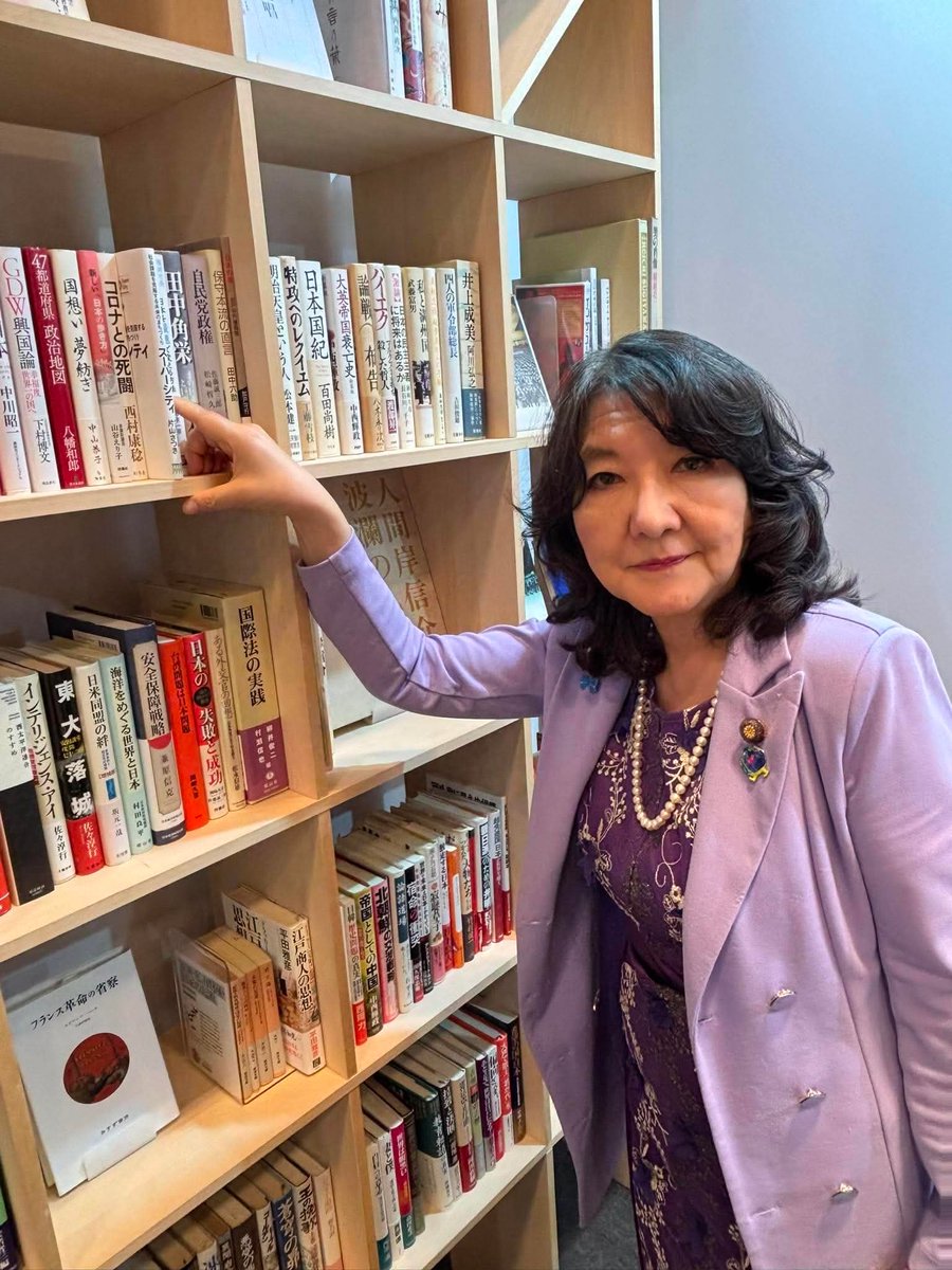 satsukikatayama's tweet photo. 安倍晋三回顧展で、亡き総理との生前の思い出を皆様の前でご披露。遺品の本棚には「3本目の矢が飛ばないから、規制緩和の効果が目に見えるようにして！」とのご指示で第4次安倍内閣の規制改革相時代に作ったスーパーシティ法の拙著が。責任ある積極財政は安倍さんが残された種です。花は咲く！ https://t.co/4ofxvTRMxU