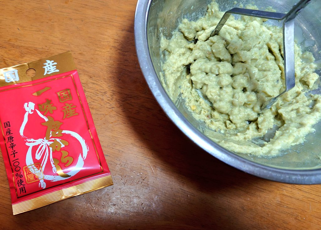 7gusa's tweet photo. 前回麻婆豆腐を作った際に豆板醤ってどうやって作るのか？と調べた際に基本は空豆と唐辛子の味噌との事で、作ってみたいと思ったのですが、空豆の旬をやや過ぎてて今期の入手は無理かなと。で先週にロピった際に空豆を見つけまして、これはやるしかないと試製。発酵がまだまだとは思いますが試用しました。まあ、しかしコスパ、タイパは最低ですね。
