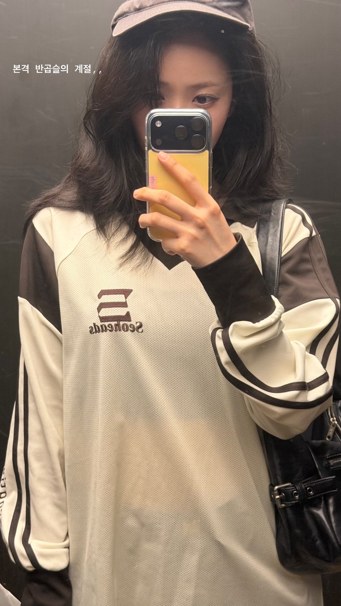 GFS_backup's tweet photo. [PIC] 260705 - SinB (bscenez) ig story

🐱It's officially frizzy hair season

#GFRIEND #VIVIZ #SINB @VIVIZ_official https://t.co/9R7bKW19oZ