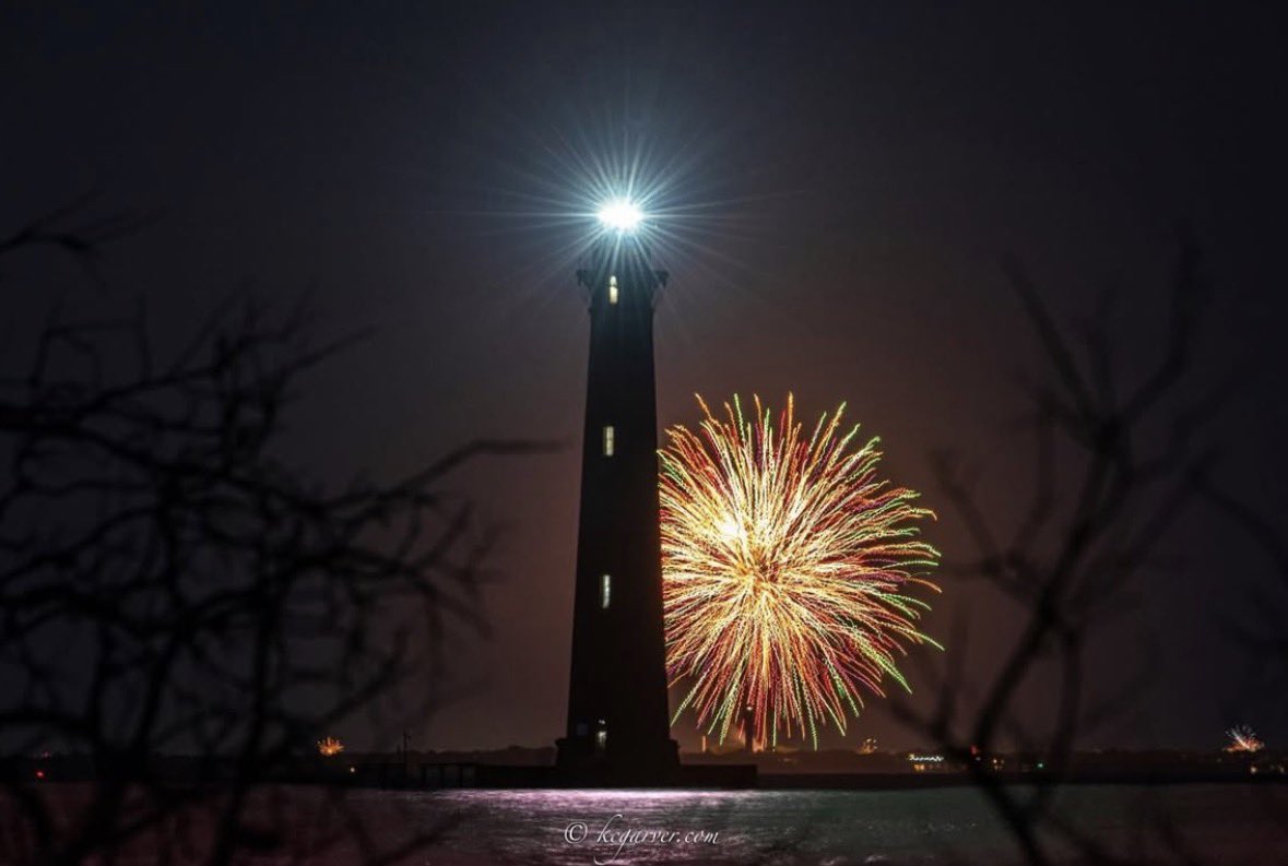 ChuckTownDaily's tweet photo. Fireworks behind a lit Morris Island Lighthouse 🇺🇸🇺🇸🇺🇸

📸 https://t.co/INuYU8YKZV

#morrisisland #follybeach #charlestonphotographer #charlestondaily https://t.co/2vf32Hx6a5
