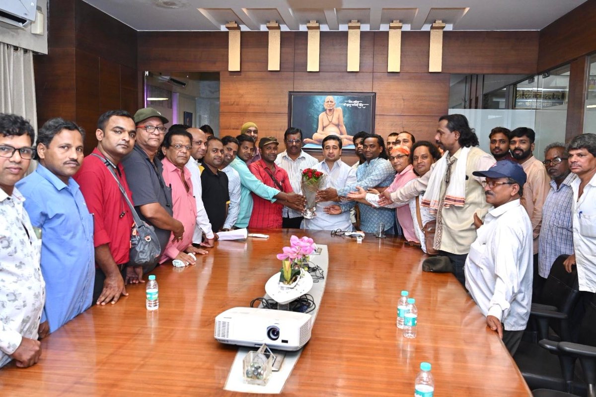 NiteshNRane's tweet photo. आज सिंधुदुर्ग जिल्ह्यातील दशावतार कलाकारांनी कणकवली येथील प्रहार भवन येथे भेट घेऊन त्यांना भेडसावणाऱ्या विविध अडचणी व समस्या मांडल्या.

यावेळी त्यांच्याशी सविस्तर चर्चा करताना, दशावतार ही सिंधुदुर्ग जिल्ह्याची समृद्ध सांस्कृतिक परंपरा आणि ओळख आहे. या लोककलेचे संवर्धन व जतन करण्यासाठी जिल्हा प्रशासन तसेच राज्य शासनाच्या स्तरावर आवश्यक ते सर्व सहकार्य आणि मदत करण्यासाठी आपण कटिबद्ध आहोत, असा विश्वास कलाकारांना दिला.

@CMOMaharashtra