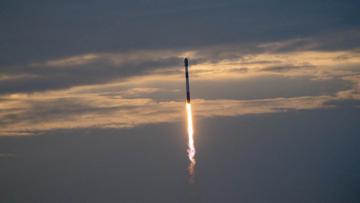 SpaceX's tweet photo. Falcon 9 launches 29 @Starlink satellites and @BesxarFoundry’s Flight 1 from Florida https://t.co/SpPDVwm3M1