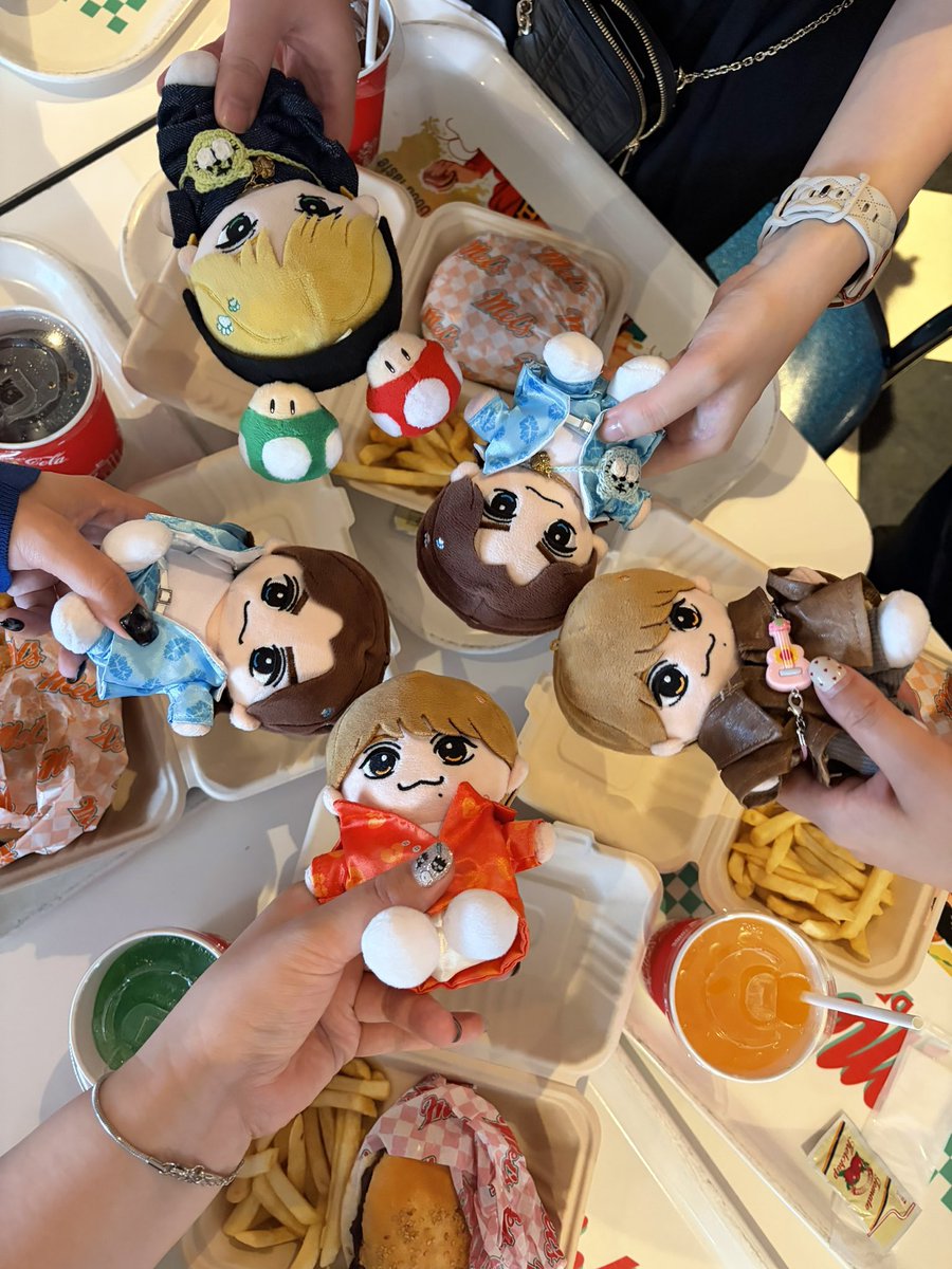 moe_m_i's tweet photo. 約10年ぶりにUSJへ❕
みんな色々教えてくれてめっちゃ大満喫😻💖また次は晴れた日に🌞
その後はカフェで永遠おしゃべりして最高の一日でした~😚
また遊ぼうね🫶🏻
P.S.年パス買いましたのでユニバ誘ってね🌏 https://t.co/eOv0mXNdpX