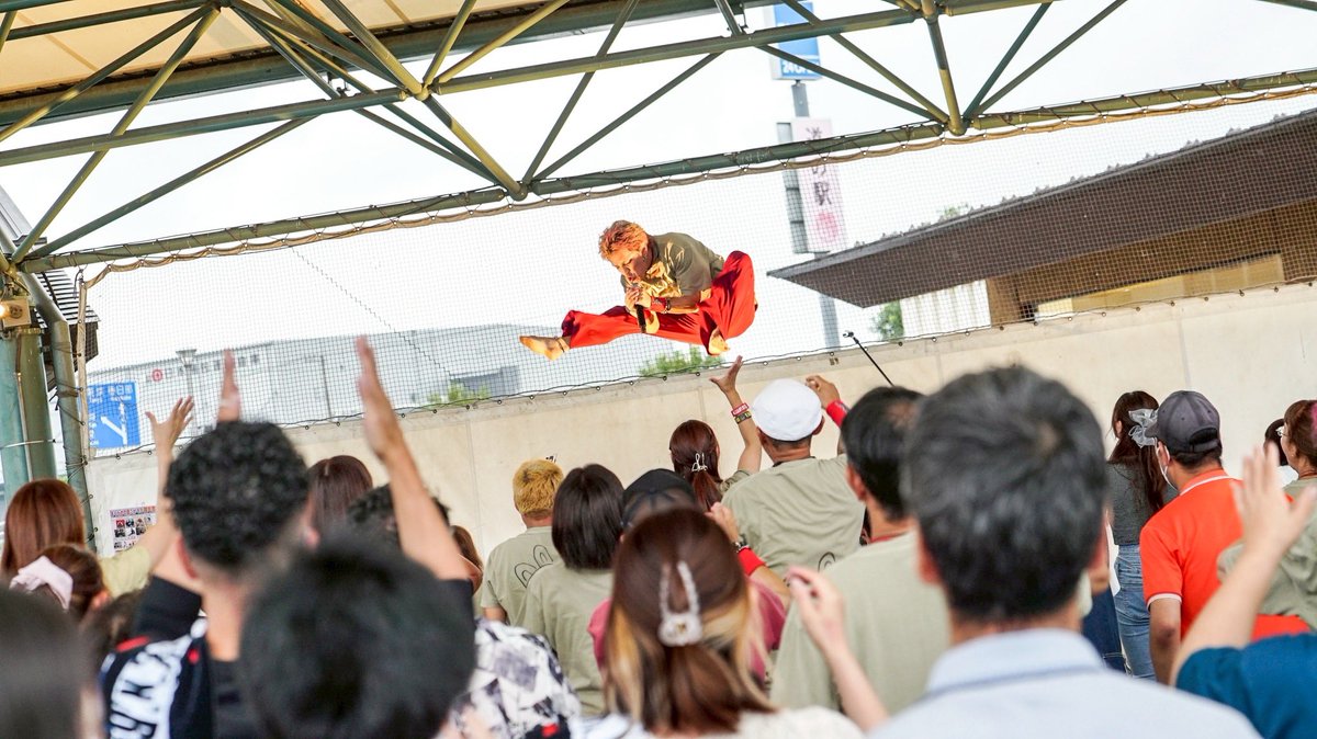 BNV__KEI's tweet photo. 茨城県！とんでもない事になってるぜ！
まくらがの里こが！13周年！
ヨイショー！！おめでとうございます！

二日間全力でお祝いの気持ちをロックンロールに乗せました。

皆さんとぶつけ合った情熱は茨城の空に響き渡っていましたよ。

なおやありがとう、ふーみんありがとう、りくありがとう、にいそんありがとう

俺たちアーティストが翔べるのはあなたのおかげです。

駅長のまえのさん、ありがとうございます。
ここが無ければ出逢えていなかった人がたくさんいます。

これからもこの場所に恥じぬ様に直向きに活動してまいります！！

ファンの皆さんに心からの愛と感謝とヨイショーを！！

アイラビューベイベー！！