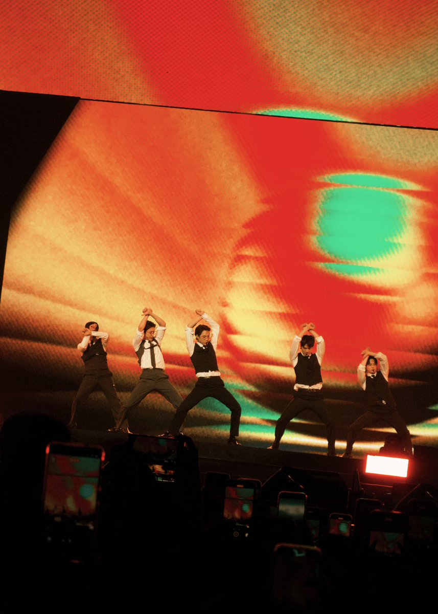 kokokbop's tweet photo. some of my favorite photos of EXO tonight 😭🔥 no watermark!! https://t.co/ajAzBBwcrD