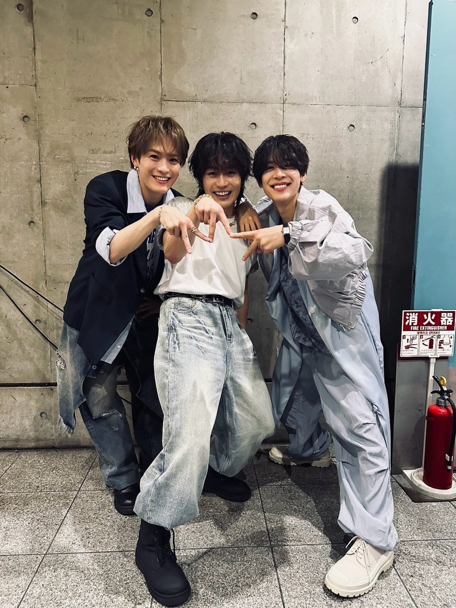 ucuicg's tweet photo. センターくるくる交代しながら何枚も記念写真撮ってるセク松ちゃん愛さずにいられないのでね https://t.co/GlUX7lxEXa