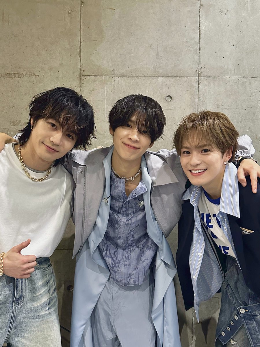 ucuicg's tweet photo. センターくるくる交代しながら何枚も記念写真撮ってるセク松ちゃん愛さずにいられないのでね https://t.co/GlUX7lxEXa
