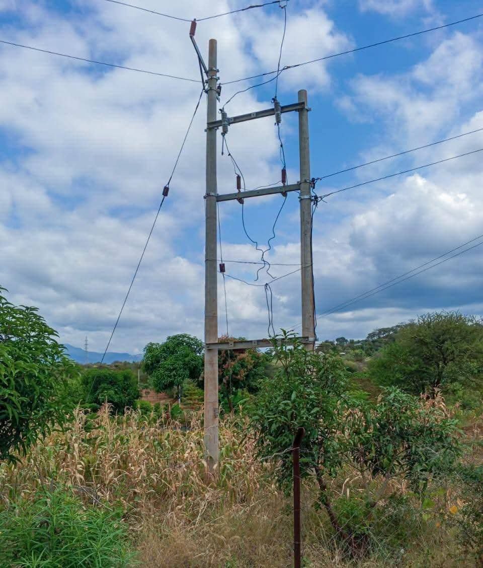jmuragengunjiri's tweet photo. Huko Mbeere North ni kilio tu. Residents claim transformers and water tanks already installed in Mbeere North are being dismantled and taken to Ol Kalou ahead of the by-election. https://t.co/B29uiEjvad