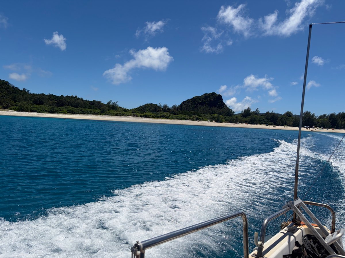 4enough5's tweet photo. 沖縄はどこへ行っても海が綺麗でした！

そして外国の人が多かった！
国際通りはその名の通り国際通りでした

慶良間ですら海外の方かなり多くてびっくり！ https://t.co/ReVtKXYGRp