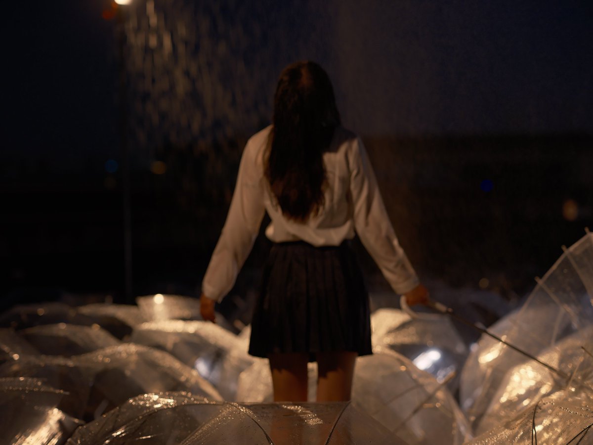 leeweisi90's tweet photo. 失恋的小语站在雨中不知所措，最终躺在天台上淋着雨。 https://t.co/9SriBxqRTR