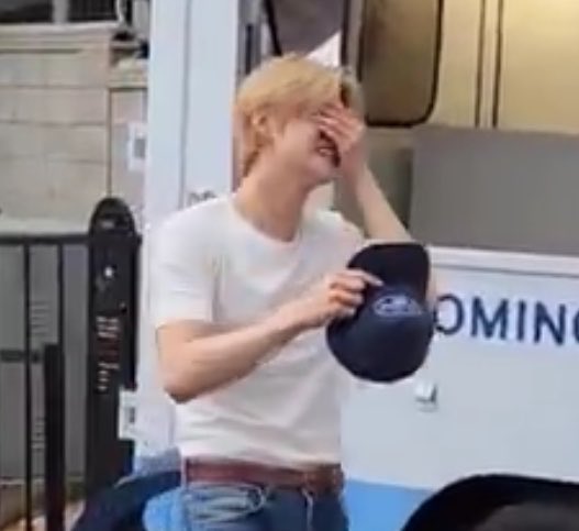 gojozzn's tweet photo. he gets so easily flustered please never stop showering him with love and compliments 😭😭😭😭😭💗💗 https://t.co/EiQnzpA5O3
