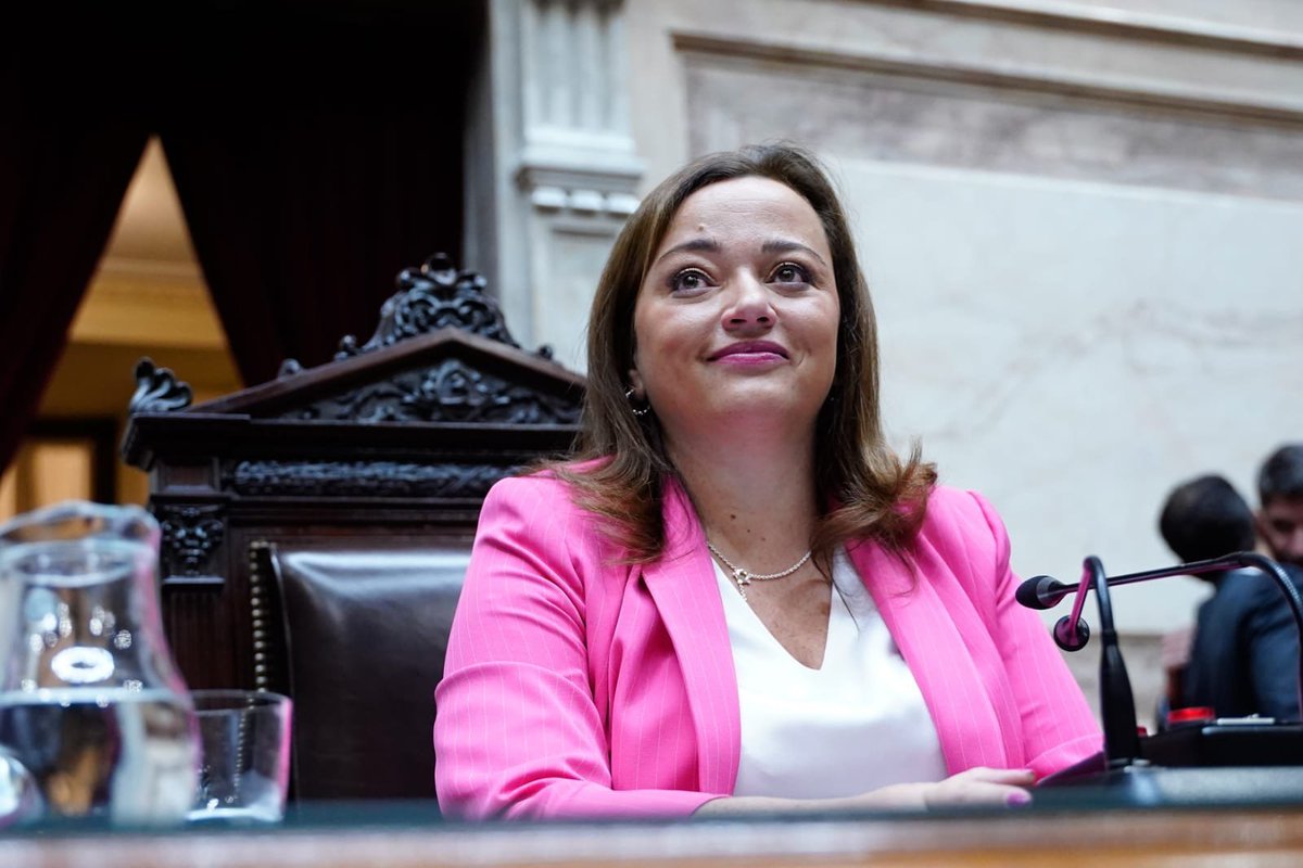 TomayDacaRadio's tweet photo. #AIRE 🔴 Cecilia Moreau (@ceciliamoreauok), diputada nacional por UP, conversa con @marianoemartin y equipo. 

En #TOMAyDACA, por @futurockOK 📻 https://t.co/rNdjD9lEVm