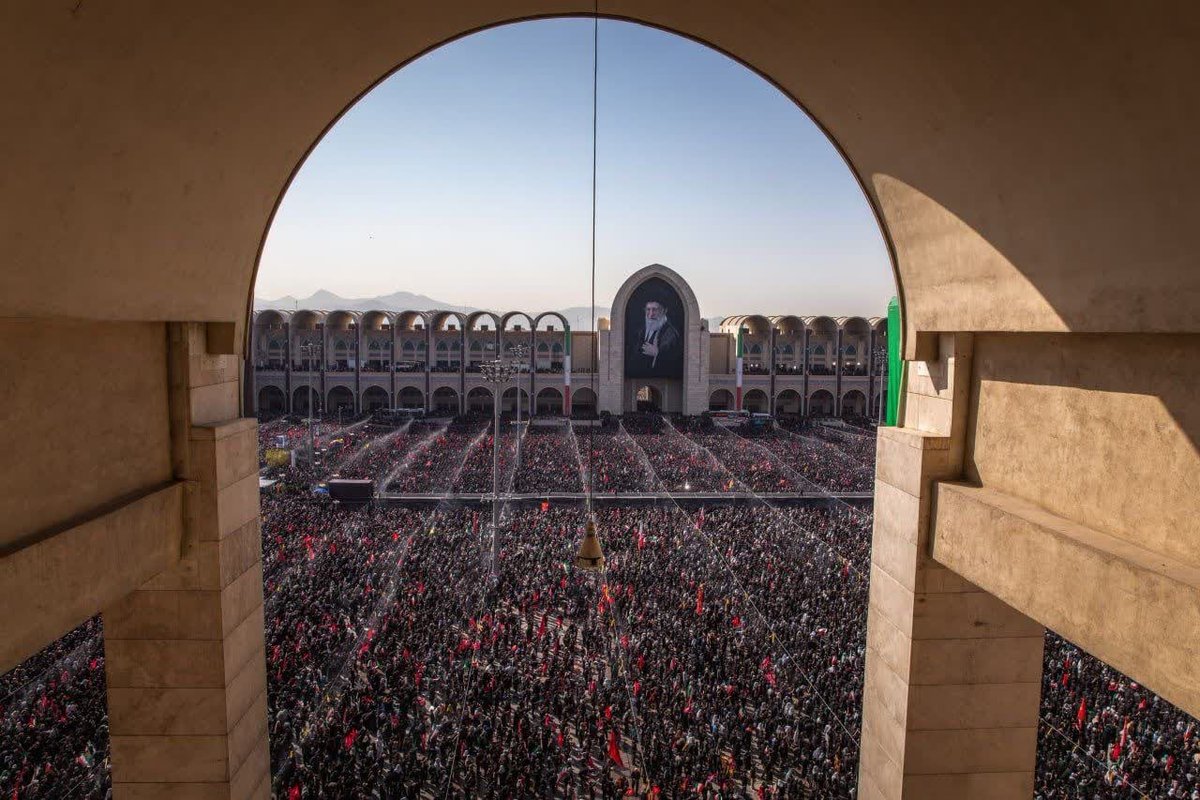 rreezzvvaanneeh's tweet photo. از جاده شهادت تا قلب ولایت
همه آمدند با غمی سترگ، چشمانی اشکبار، خشم بی‌نهایت و حس انتقام...

#حی_علی_التهران https://t.co/NzxJUvdh2S