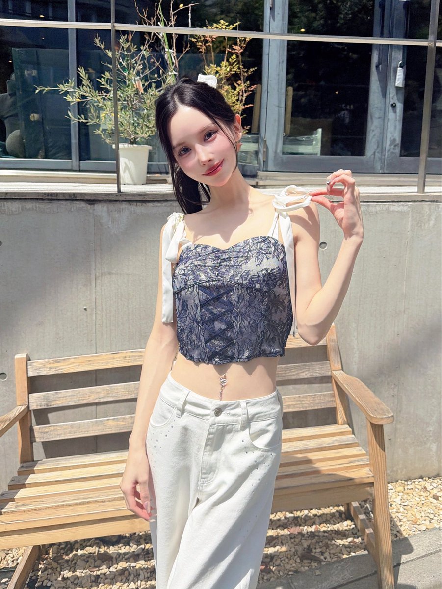 BELEAR_MIMI's tweet photo. ランジェリーライクなトップスもデニムで
カジュアルダウンすればデイリーに着こなせる☝🏻🤍
ネイビー×白の組み合わせが可愛すぎる‼︎ https://t.co/RUPimR9yVW