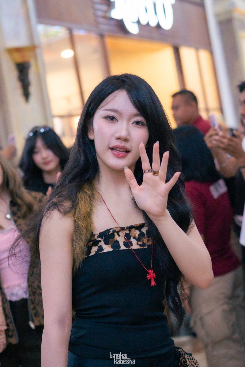 bingkaikabesha's tweet photo. 𝗕𝗹𝗲𝘀𝘀𝗲𝗱 𝗯𝘆 𝗵𝗲𝗿 𝗴𝗮𝘇𝗲. 

Sleman City Hall, DIY
05072026
#JKT48Dream
#JKT48TheaterSementaraDIY https://t.co/7zVwL4DdV6