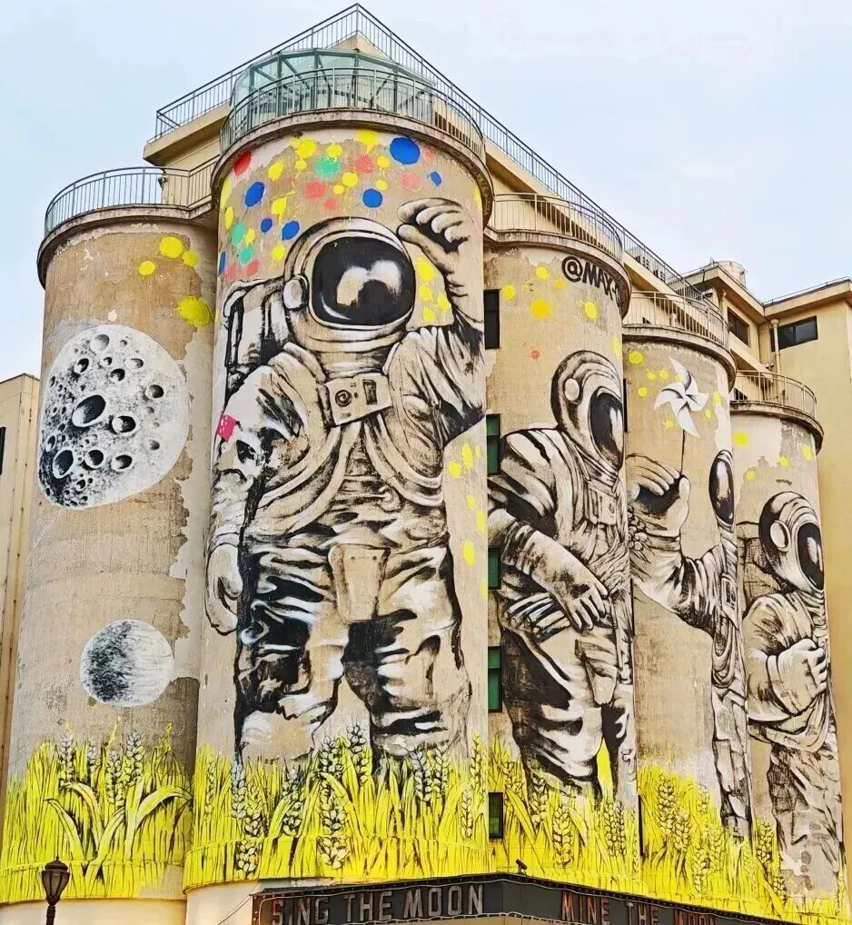 QingpuShanghai's tweet photo. #LifeInQingpu Once symbols of #Qingpu's farming heritage, old grain barns are finding new life as stylish cafes, art spaces and creative parks. From towering silos overlooking ancient water towns to century-old warehouses transformed into vibrant cultural venues, these revitalized landmarks blend Jiangnan's rich history with contemporary creativity. #travel #revitalize #Shanghai