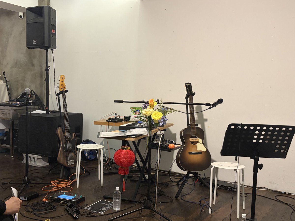 awajimoon41's tweet photo. ゲシュタルト乙女@心斎橋iiie

大好きな台湾バンドのアコースティックライブ

今回はベースのアースさん参加で音に深みが出て良かった。

ゲストのゴリラ祭りーズの古賀さんとのコラボも3曲してくれて嬉しかった！（特にフィッシュマンズのbaby blueのボサノバっぽくなったカバーは絶品！） https://t.co/UfxcPKKzez