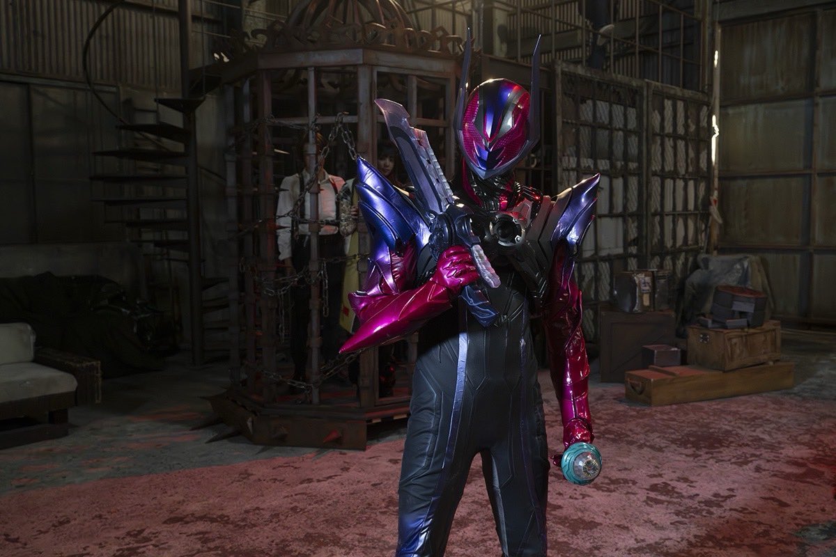 Gaim_1006's tweet photo. この2人のデザイン初期フォームにしてはカッコよすぎる！！で、橘さんがゼッツで変身してるのもカッコよく見えてきた(ゼッツ見てないから名前は…) https://t.co/EXGk2TJMUj