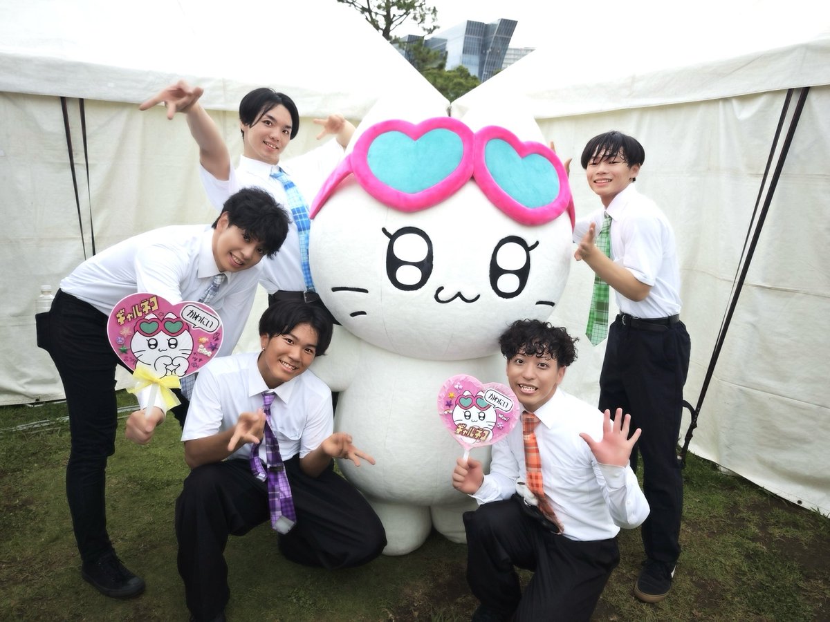 RAB_ESPICE's tweet photo. 🎋横浜七夕祭り2026🎋✨
2日間、横浜七夕祭りを盛り上げてくれたギャルネコ(@neko_is_gal )のツナと一緒に写真を撮ったよ📸✨️
ESPICEのパフォーマンスでは
ギャルネコうちわが大活躍🙌✨️
ありがにょん🫶💖
ギャルネコ、𝑩𝑰𝑮 𝑳𝑶𝑽𝑬────
#横浜七夕祭り #横浜七夕祭2026
 #ギャルネコ https://t.co/w9SCNvcftD