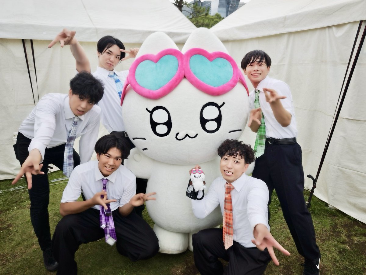 RAB_ESPICE's tweet photo. 🎋横浜七夕祭り2026🎋✨
2日間、横浜七夕祭りを盛り上げてくれたギャルネコ(@neko_is_gal )のツナと一緒に写真を撮ったよ📸✨️
ESPICEのパフォーマンスでは
ギャルネコうちわが大活躍🙌✨️
ありがにょん🫶💖
ギャルネコ、𝑩𝑰𝑮 𝑳𝑶𝑽𝑬────
#横浜七夕祭り #横浜七夕祭2026
 #ギャルネコ https://t.co/w9SCNvcftD