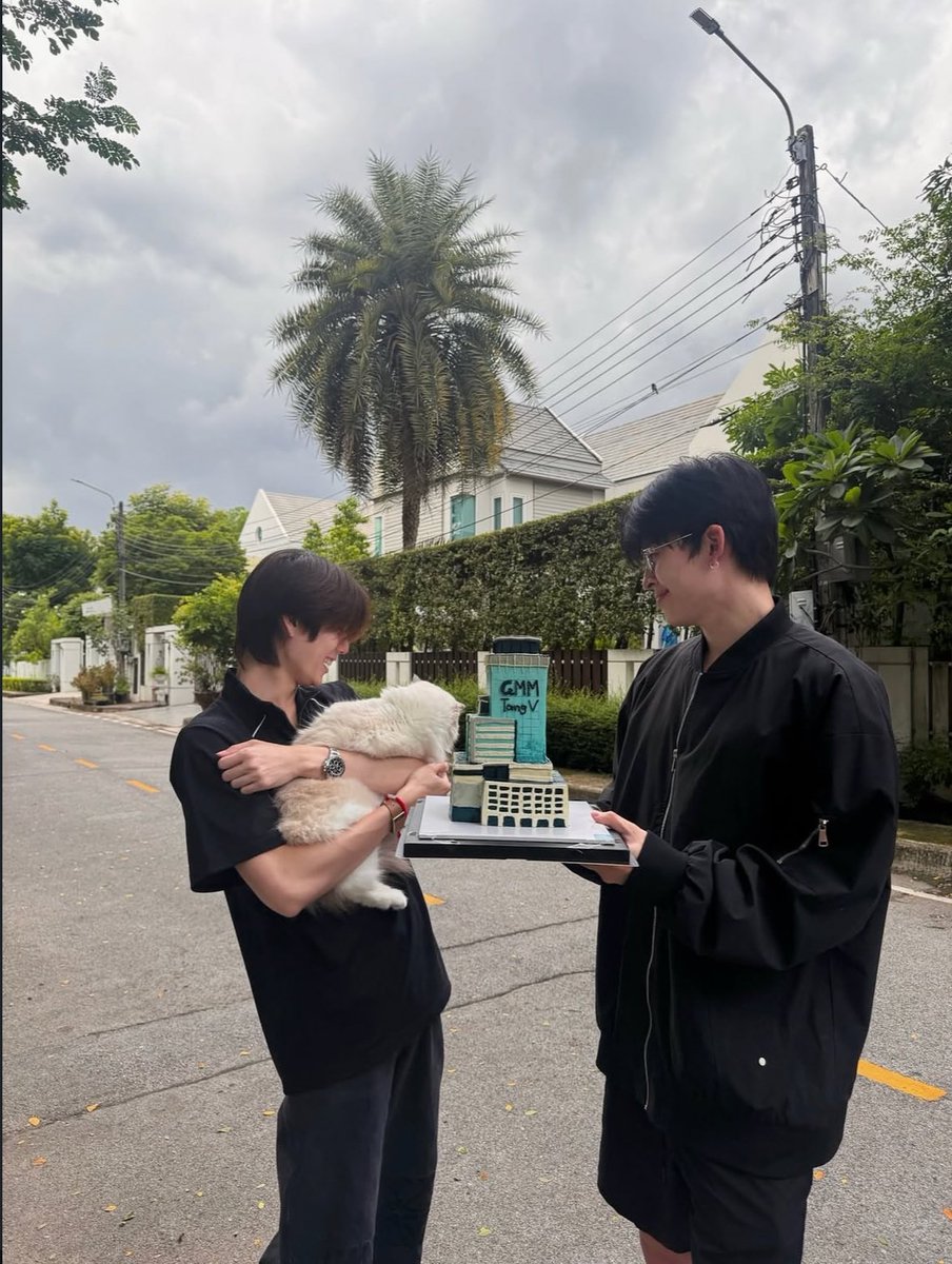 pacarpond_'s tweet photo. @mamahppw blm ngtk pun aku udah mewek🥺, HBD🎂 @phuwintang sayang nya @ppnaravit dan kita semua, sehat terus, bahagia terus, jadi orang baikk, imut, lucu, gemes, kita semua selalu dukung phuphu terus, love you🤍

#23rdHoneyThePHUWINDay 
#phuwintang https://t.co/twDBNrTXes