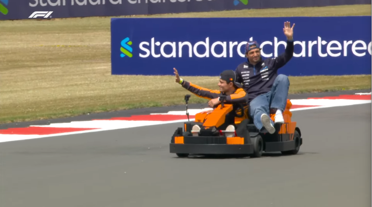 TFinishLine_'s tweet photo. Carlando 🧡💙

#F1 #BritishGP 🇬🇧 https://t.co/PcX5AwOfv4