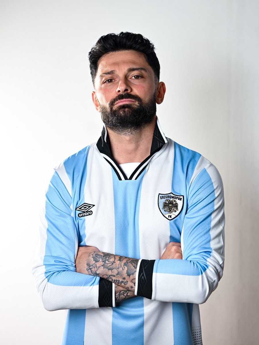 Footy_Headlines's tweet photo. 𝙀𝙧𝙯𝙪𝙧𝙪𝙢𝙨𝙥𝙤𝙧 𝙁𝙆 𝟐𝟔-𝟐𝟕 𝙃𝙤𝙢𝙚 𝙆𝙞𝙩 𝙍𝙚𝙡𝙚𝙖𝙨𝙚𝙙

Erzurumspor FK has officially unveiled its new 2026-27 home kit, marking the club's return to the Turkish Süper Lig. Made by Umbro, the new shirt introduces a classic design that embraces the team's heritage. 

The Umbro Erzurumspor 2026-27 home jersey features a traditional blue and white color scheme, staying true to the club's classic identity. The standout element of the new design is a prominent retro-style collar. The club highlighted this feature in their launch campaign with the slogan, 'Our style is clear, our stance is clear. Pull up the sleeves, pop the collar,' emphasizing the vintage aesthetic of the kit.