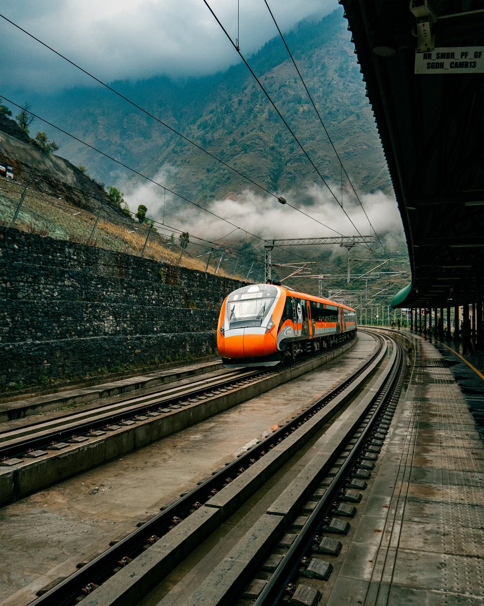 trainwalebhaiya's tweet photo. Vande Bharat Express Crowned by Clouds! 🫶🚆
📍 Sumber Railway Station, J&amp;K, India 🇮🇳 https://t.co/JVkM0zd1v9