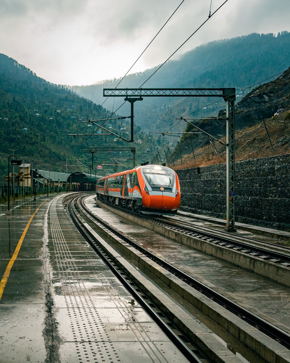 trainwalebhaiya's tweet photo. Vande Bharat Express Crowned by Clouds! 🫶🚆
📍 Sumber Railway Station, J&amp;K, India 🇮🇳 https://t.co/JVkM0zd1v9