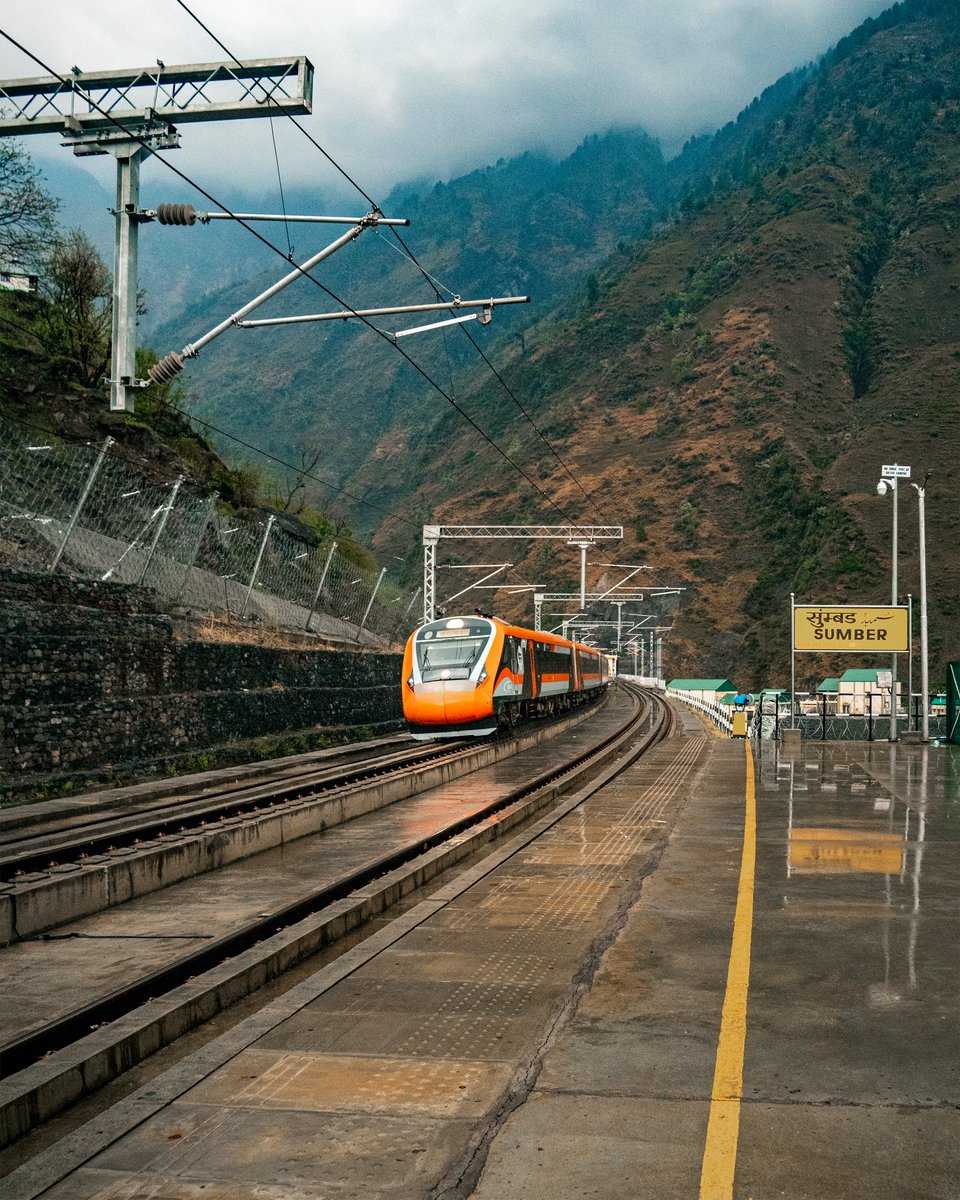 trainwalebhaiya's tweet photo. Vande Bharat Express Crowned by Clouds! 🫶🚆
📍 Sumber Railway Station, J&amp;K, India 🇮🇳 https://t.co/JVkM0zd1v9