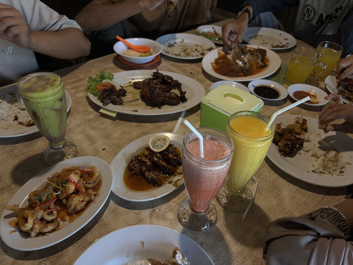 sstlawbery's tweet photo. selamat makan ges🍽️ https://t.co/7RcPHgvAdi
