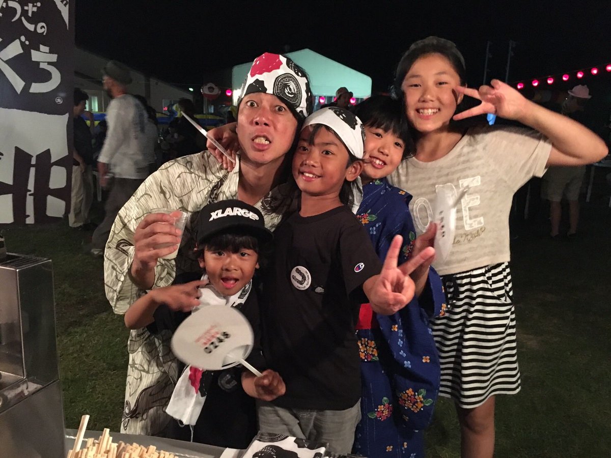joe__higuchi's tweet photo. みんな信じられる？

あの日

盆踊りしながら酔っ払った
細美さんに露天の食べ物

はじからはじまで買わせて喜んでいた

こんなちびっ子が

今度は男鹿ナマハゲロックフェスでぎょうざのひぐちのスタッフなんだぜ！

俺の息子や娘じゃないけれど

沢山のお父さんにしてくれてありがとう❤️ https://t.co/c6qsSaILji