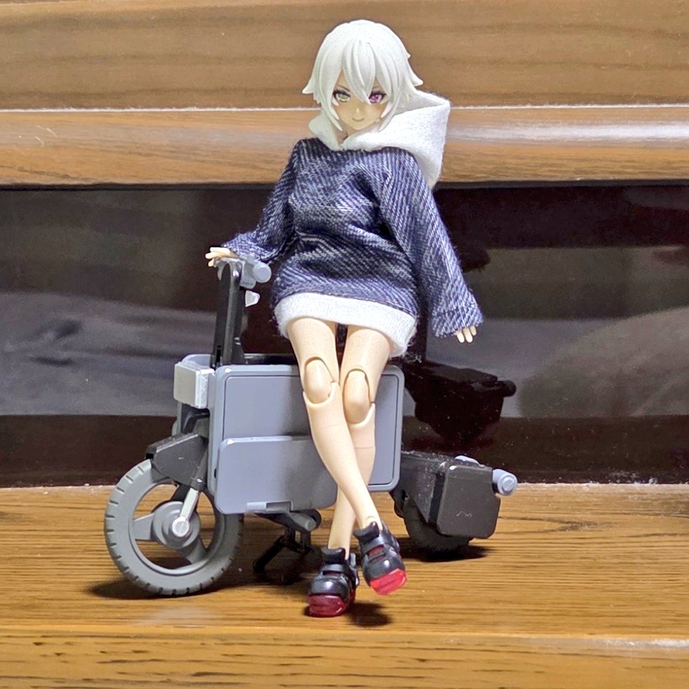fubuki_b4's tweet photo. これはよくもわるくーーいや全然良かったというか中興の祖となった1.5のボディは素晴らしいんだけど。それはそれとしてスケール感が1/12より1/10の方が近くなるため愛らしいより格好いいに寄りがちのLボディからB1R-Mに換装して遊びに行くスサノヲ https://t.co/ohhmpigiMc
