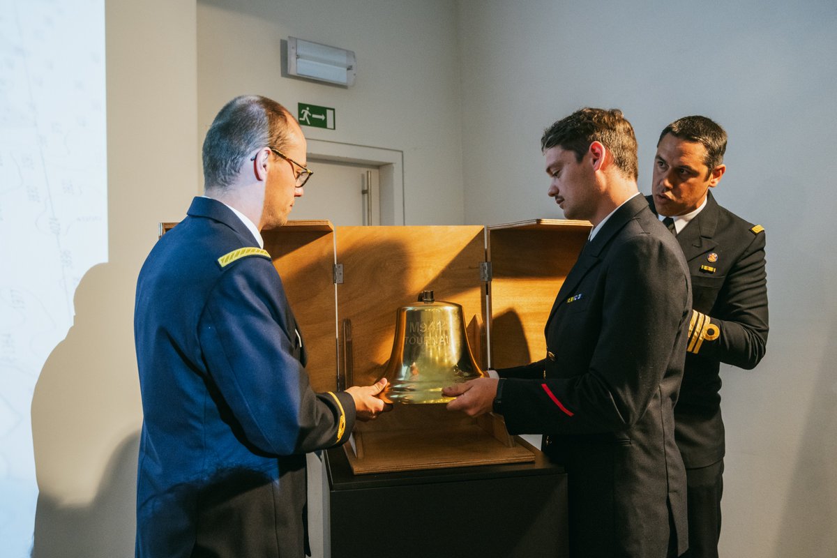 Commandant_TNAI's tweet photo. Last week, together with 4 other crewmembers, we retrieved the ship's bell from our patron city @visittournai,  so that it can placed on board.
We've also receive from @McMarghem , the Mayor of Tournai, a coin that is the exact same as the one welded onto the ship's keel. https://t.co/JKAIGODjEZ