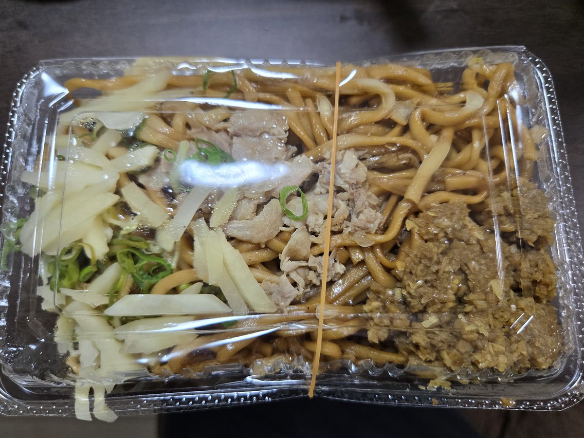 gambleizon777's tweet photo. とらきち家@平塚
家系油焼きそば
平塚七夕祭りへ。目当てはこちらの焼きそば。普段ある卓上が焼きそばにマッチしてウマイ！ボリューム満点プラス無料トッピング券付で相変わらずコスパ良し。今日も腹パンです。
#とらきち家
#平塚
#七夕祭り
#七夕
#家系ラーメン
#ラーメン
#湘南平塚七夕祭り https://t.co/zFw6vhWHPl