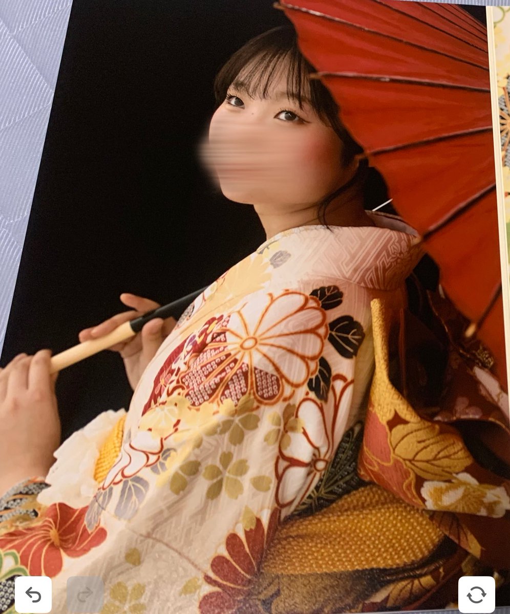 coc_ema's tweet photo. 娘の成人式の前撮りのアルバム出来た🥹
※もちろん娘には許可とって載せてます。
さすがに正面の写真はアレなので伏し目のだけ。
いい感じに撮れてるので見てもらいたくて⁽⁽ ◟(⌯˃̶᷄ ⁻̫ ˂̶᷄⌯)◞ ⁾⁾ https://t.co/rHmLPXW4O8
