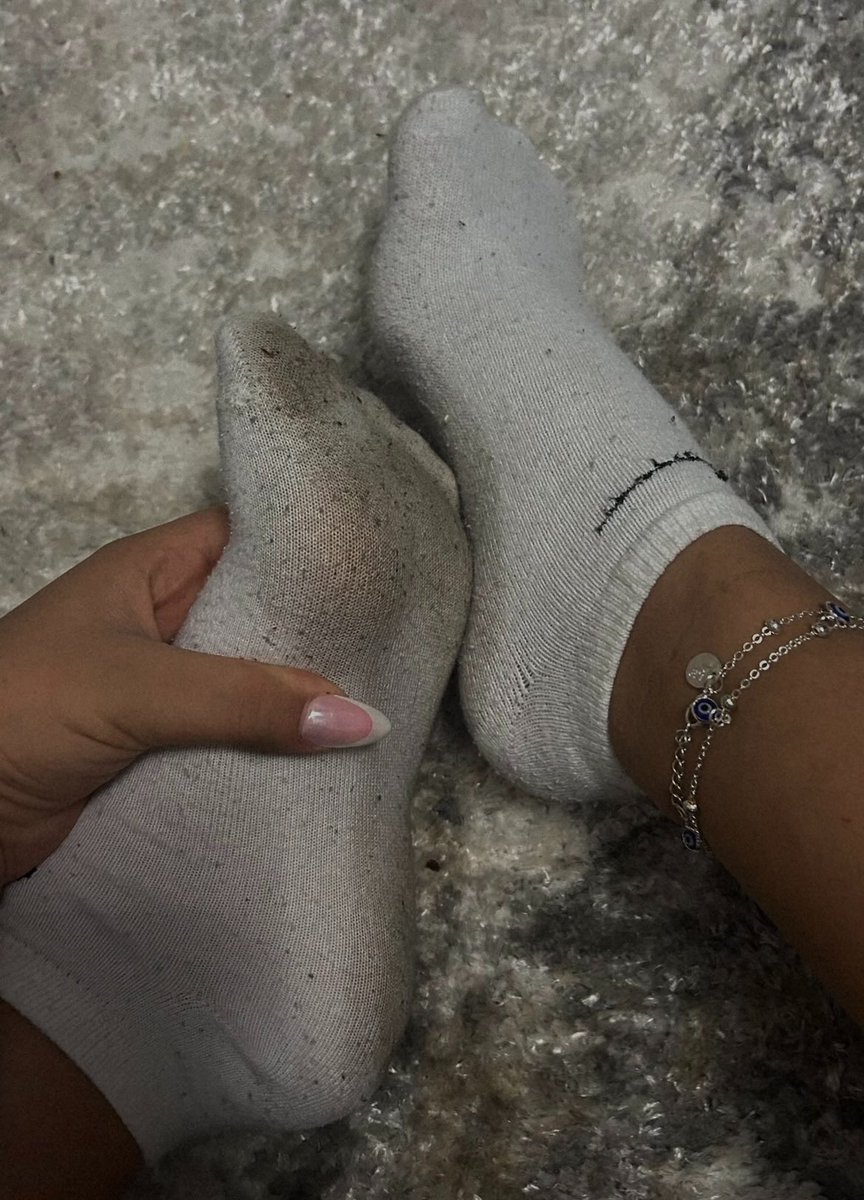 ladyxlola's tweet photo. Was würdest du tun, wenn du meine dreckigen Söckchen in deinen Händen halten würdest ? 🧦👣 https://t.co/XkHTxwhEeB