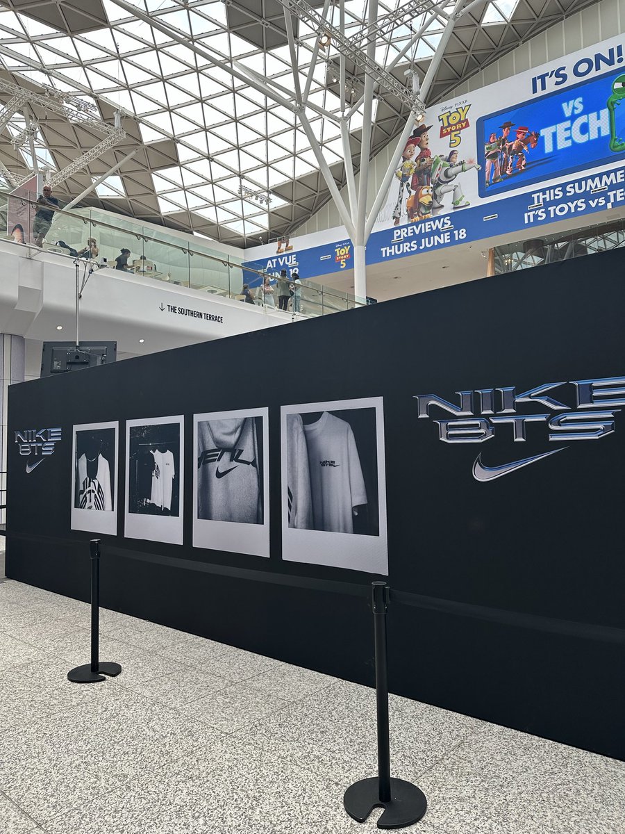 introluvindee's tweet photo. NIKE X BTS TOUR MERCH SUCCESS https://t.co/WV5y7JlQFT