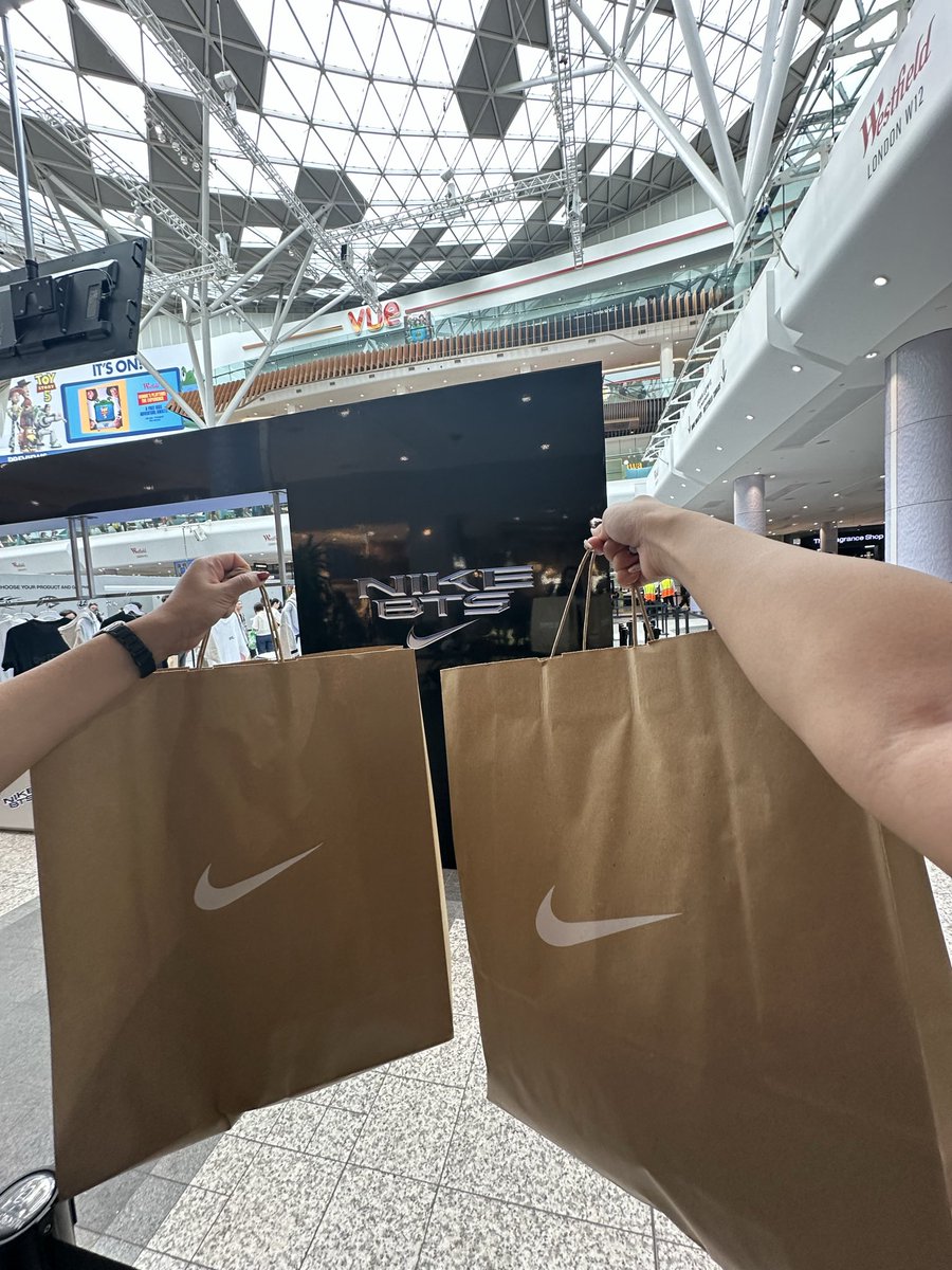 introluvindee's tweet photo. NIKE X BTS TOUR MERCH SUCCESS https://t.co/WV5y7JlQFT