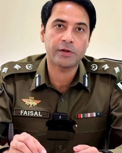 MohUmair87's tweet photo. کرائم رپورٹنگ کے 8 سے 10 سال میں فیصل کامران جتنا میڈیا فرینڈلی افیسر نہیں دیکھا۔اس حوالے سے  انکے قریب کوئی تھا وہ ڈی آئی جی آپریشنز اشفاق خان تھے۔ فیصل کامران کو رات، دن، صبح شام  جس بھی وقت پر سوال کیا انہوں ن�� جواب دیا۔ کال پک نہیں ہوئی تو کال بیک کی، جس معاملے پر ایس ایچ او ی ایس پی جواب نہیں دیتا اس پر وہ کھلے دل سے جواب دیتے ہیں۔ بطور میڈیا پرسن میری ان سے یہی امید تھی ہے اور رہے گی۔ایک پولیس افسر سے میڈیا پرسن کو یہی امید ہونی چاہیے نہ کم نہ زیادہ۔ میری کبھی کسی پوسٹ کا شکوہ نہیں کیا بلکہ متعدد بار ان ٹویٹس پر ایکشن ہوا ملزمان گرفتار ہوئے۔