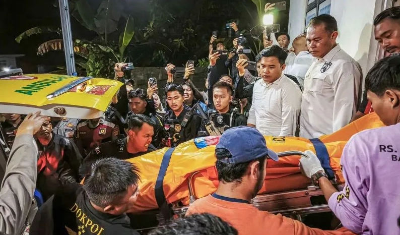 LambeSahamjja's tweet photo. kronologi operasi narkoba berujung m4ut:
- Polisi menerima informasi masyarakat soal dugaan peredaran s4bu di Katingan
- 12 personel diterjunkan, dibagi ke dalam dua tim untuk melakukan penindakan
-  Begitu target berhasil diamankan, orang-orang di dalam rumah bersama warga sekitar melakukan perlawanan menggunakan parang. 
- Massa kemudian bertambah banyak dan menyerang menggunakan senj4t4 t4j4m serta senjat4 4pi rakitan
- memaksa sejumlah personel menyelamatkan diri dengan berenang menyeberangi sungai
- 3 anggota polisi tew4s: 
- Aipda Yudhie Perdana Putra (luka senj4ta taj4m), 
- Bripda Nopandri Ramadhana, dan Aiptu Sumaryanto (baru ditemukan hari ini)