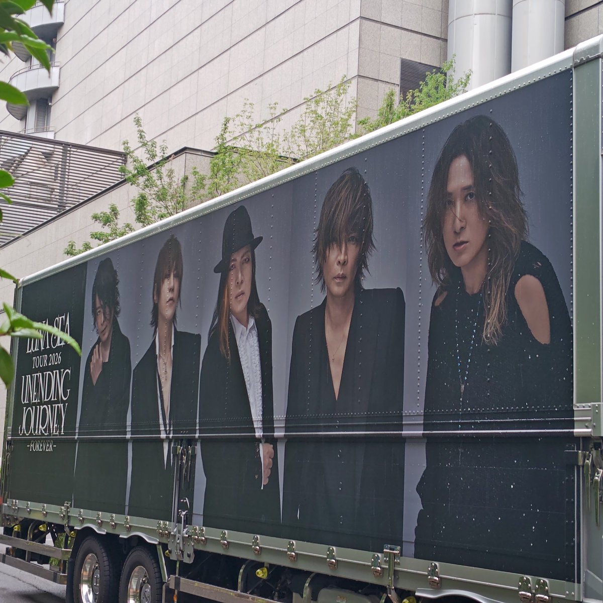 natchan0922's tweet photo. 名古屋Day.2参戦！！

2年ぶりのLUNASEAライブ！！

めっちゃ楽しかった😆✨️✨️
でもちょいちょい真ちゃんの映像流れると涙が…😭

隆ちゃんしっかり声が出てる😭

泣いて笑って叫んでの繰り返し

そしてメンバー紹介の時の下手のやり取りに🤭🤭🤭良きものがみれました🤭

行けてよかった🥹 https://t.co/BO6WSJsmgY