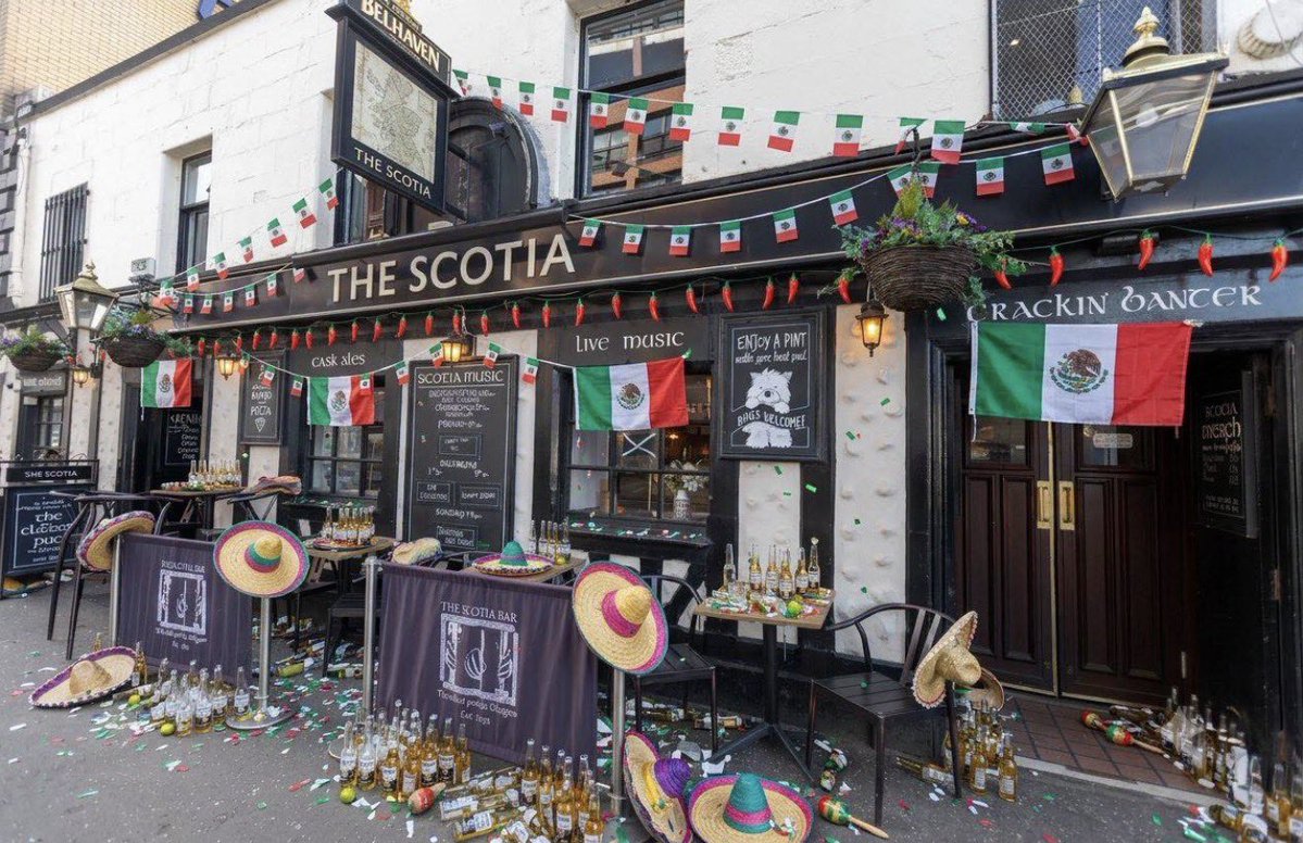 NoContextHumans's tweet photo. This bar in Scotland, they’ve spent the morning decorating it Mexican style 🇲🇽 😂 https://t.co/aP968FKF02