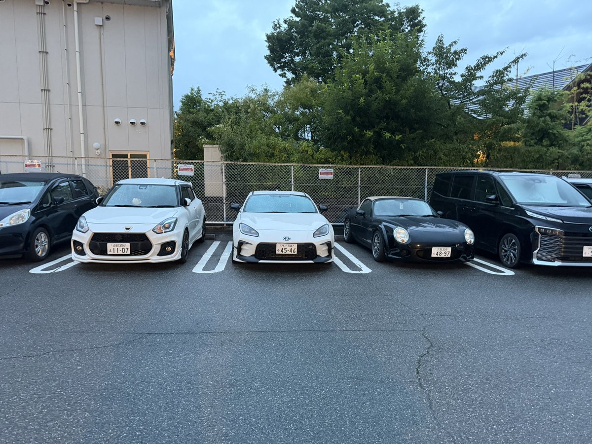AP1_39's tweet photo. 定例会
今回は先生のロスタ車高調取り付けのため某有名8乗りの方の店にお邪魔してました

やっぱり車は楽しい
運搬係のワイはスイスポで
AT楽じゃ〜

今日はのあちゃん添えて https://t.co/MjvC6qxN5W