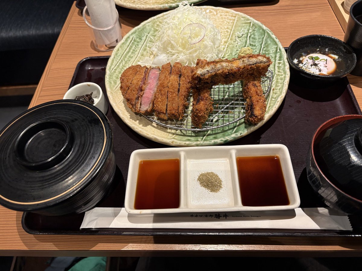 ai0104's tweet photo. 今日のランチは相方と牛カツ食べたのだけど、夏限定の鰻カツセットで。
蒲焼きした鰻をカツにして食する発想はなかった…やっぱり山椒で食べるのが1番美味しかった（牛カツはわさび醤油） https://t.co/DojEohnyYw