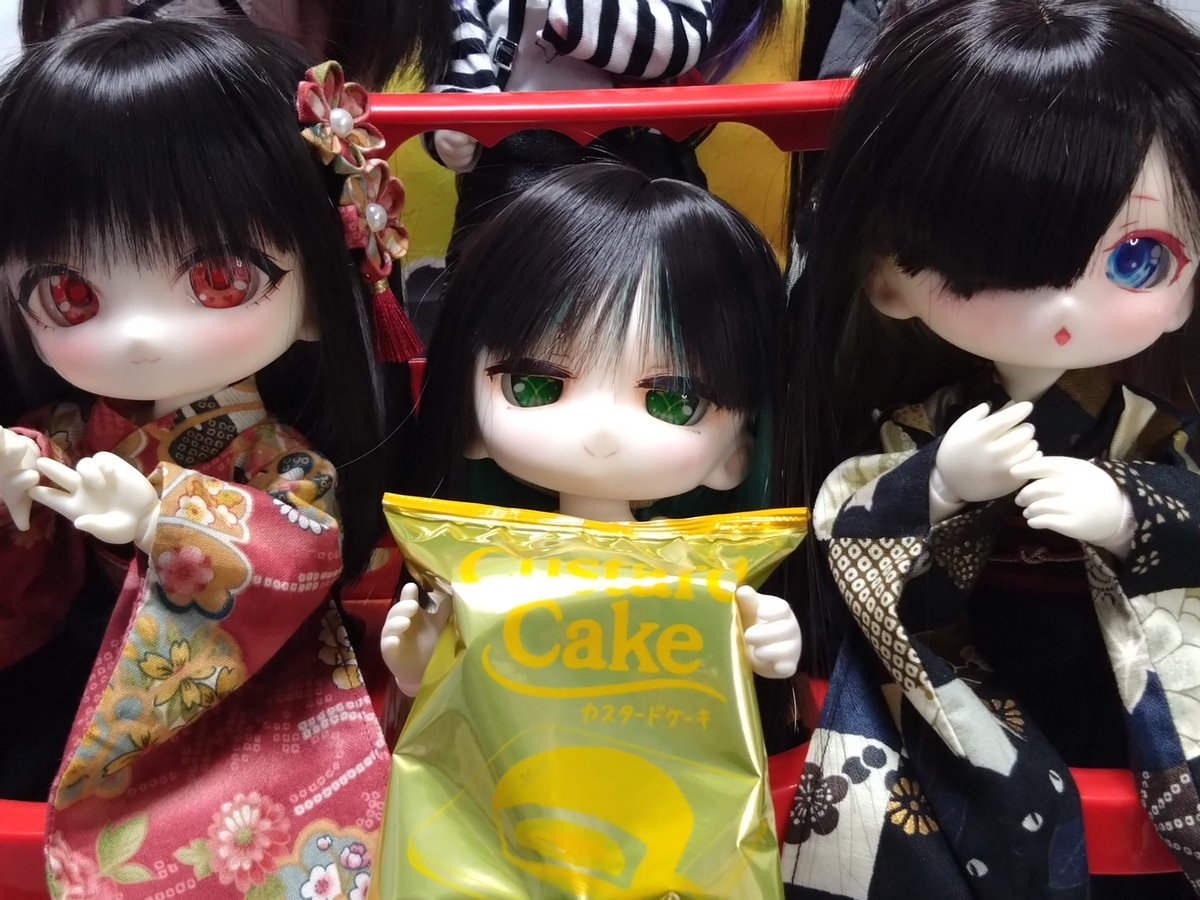 sobazoku's tweet photo. #深夜のおやつドール一本勝負
カスタードケーキ
箱はびしょ濡れになりました

全身ケースのおかげでみんな無事 https://t.co/YnDyz3PLSS
