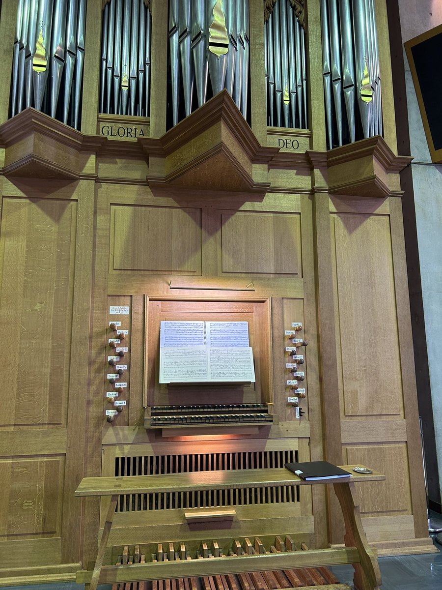 toremoro21's tweet photo. 今日は奏楽でした。
前奏:J.S.バッハ　ただ尊き御神のままに　BWV647
後奏:ブクステフーデ　われらに救いの来たれるは

これでシュープラーコラール6曲全て弾いたことになります。
この他に目標としていたJ.S.バッハ　プレリュードとフーガ　ホ長調　BWV552を部分的に。
#パイプオルガン #バッハ https://t.co/ynpqQhMWe2