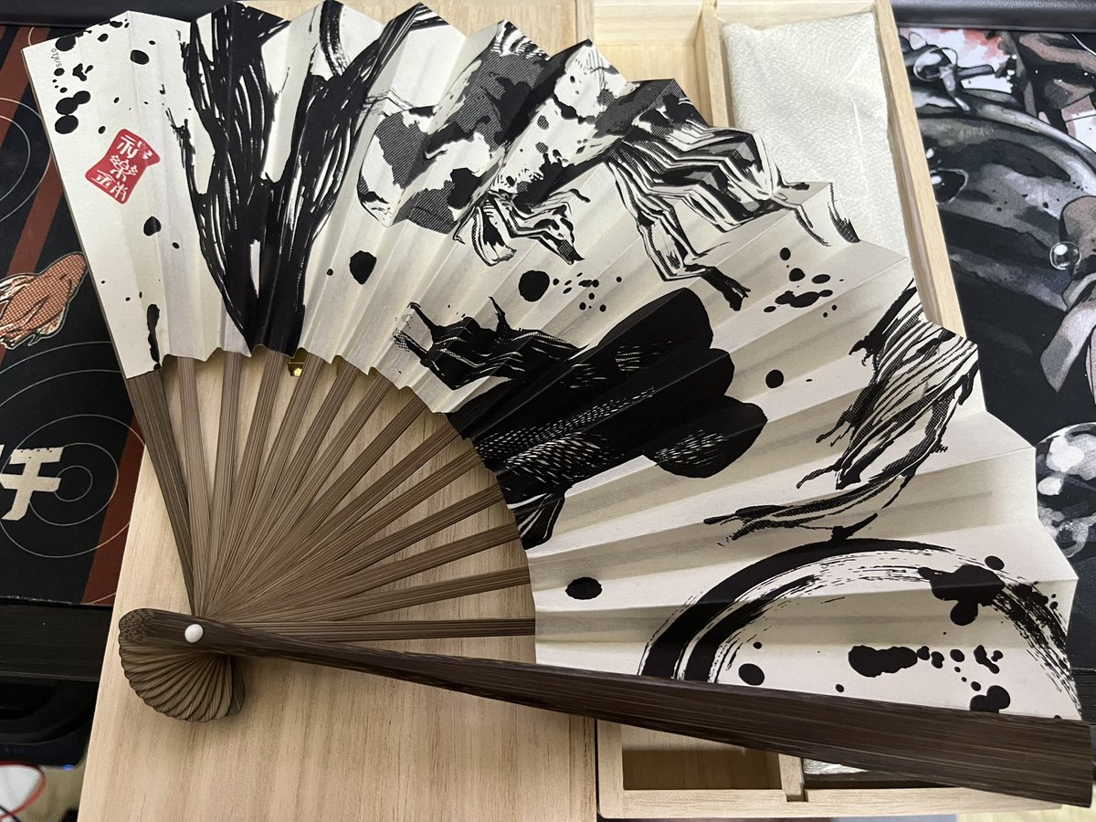 i_youta's tweet photo. 神保町ジャンショ
カグラバチの白竹堂コラボ扇子が再入荷されてたので買っちゃった https://t.co/bGaqdmSvm3