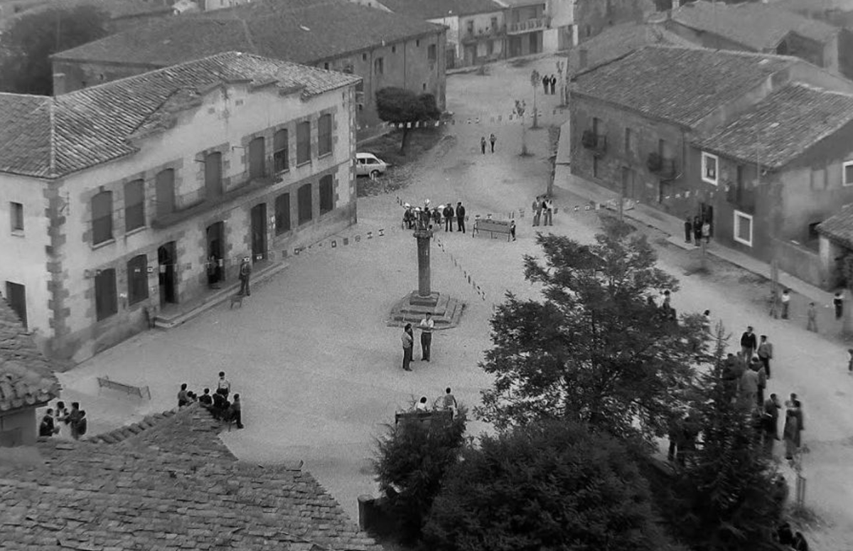 amigosdebdm's tweet photo. 📸 ¿Nos ayudas a dar vida a Barbadillo del Mercado?

Desde la Asociación Cultural de Amigos de Barbadillo del Mercado queremos hacer realidad un proyecto muy especial: la instalación de un gran mural fotográfico de 12 metros con imágenes históricas de nuestro pueblo. https://t.co/SSTfa1DRZA
