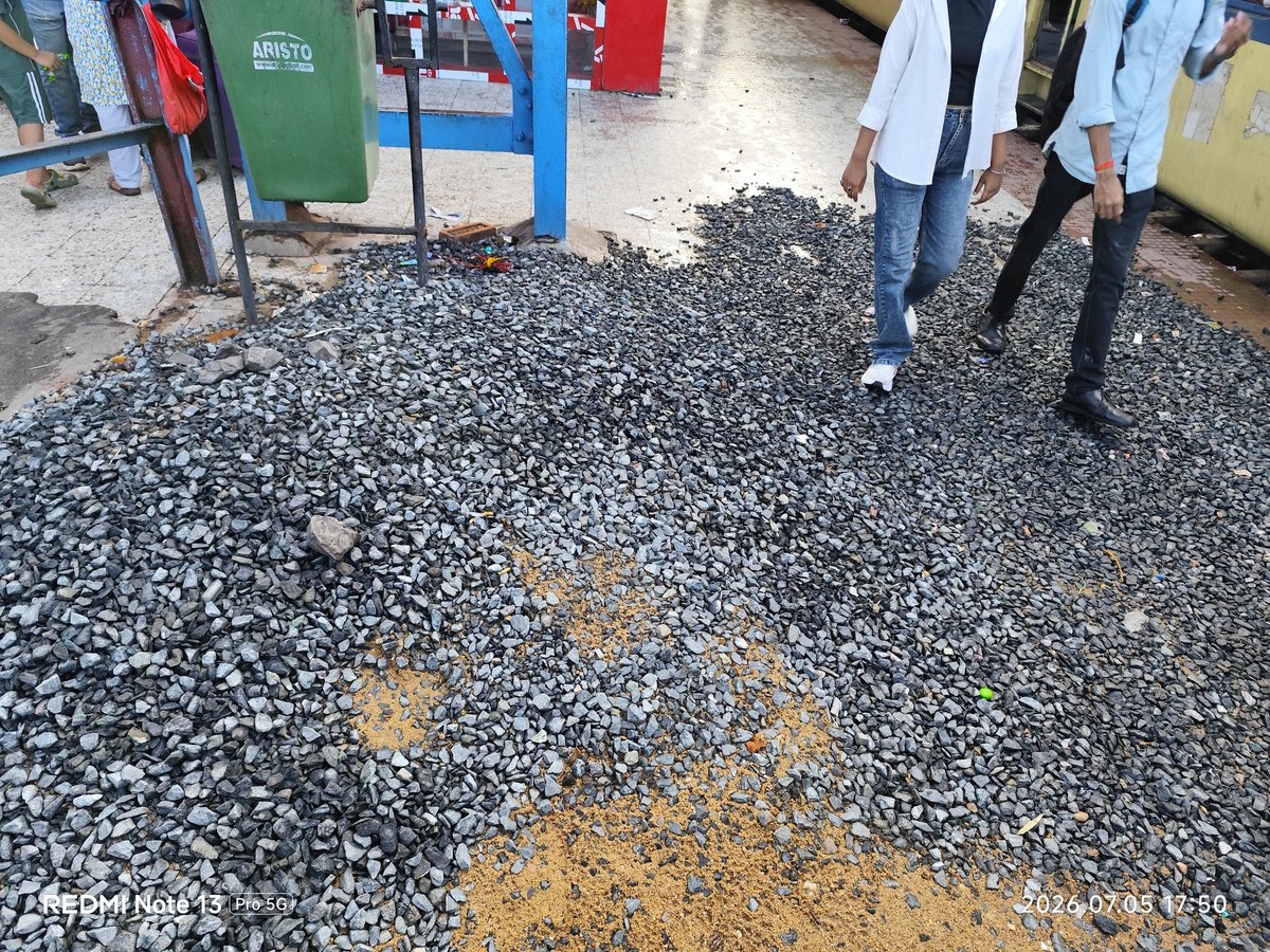 jhaankit1998's tweet photo. @EastCoastRail @drmhowrah @RailMinIndia @AshwiniVaishnaw 
As passngr why do I have to face this in patna junction platform 4,rainy season it's such a hurdle fr us to walk properly. Why such callous behaviour and no accountability. https://t.co/QDuOfOUXb4